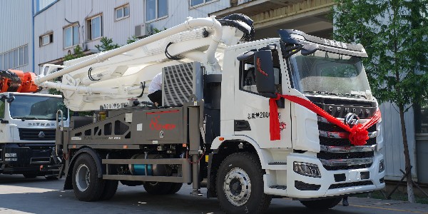 泵車準(zhǔn)備泵送時(shí)，罐車第一次裝料時(shí)，應(yīng)多加二袋水泥