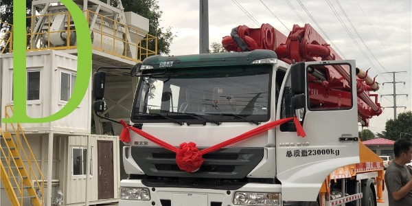 混凝土泵在輸送時(shí)，混凝土前管道用什么潤(rùn)滑?