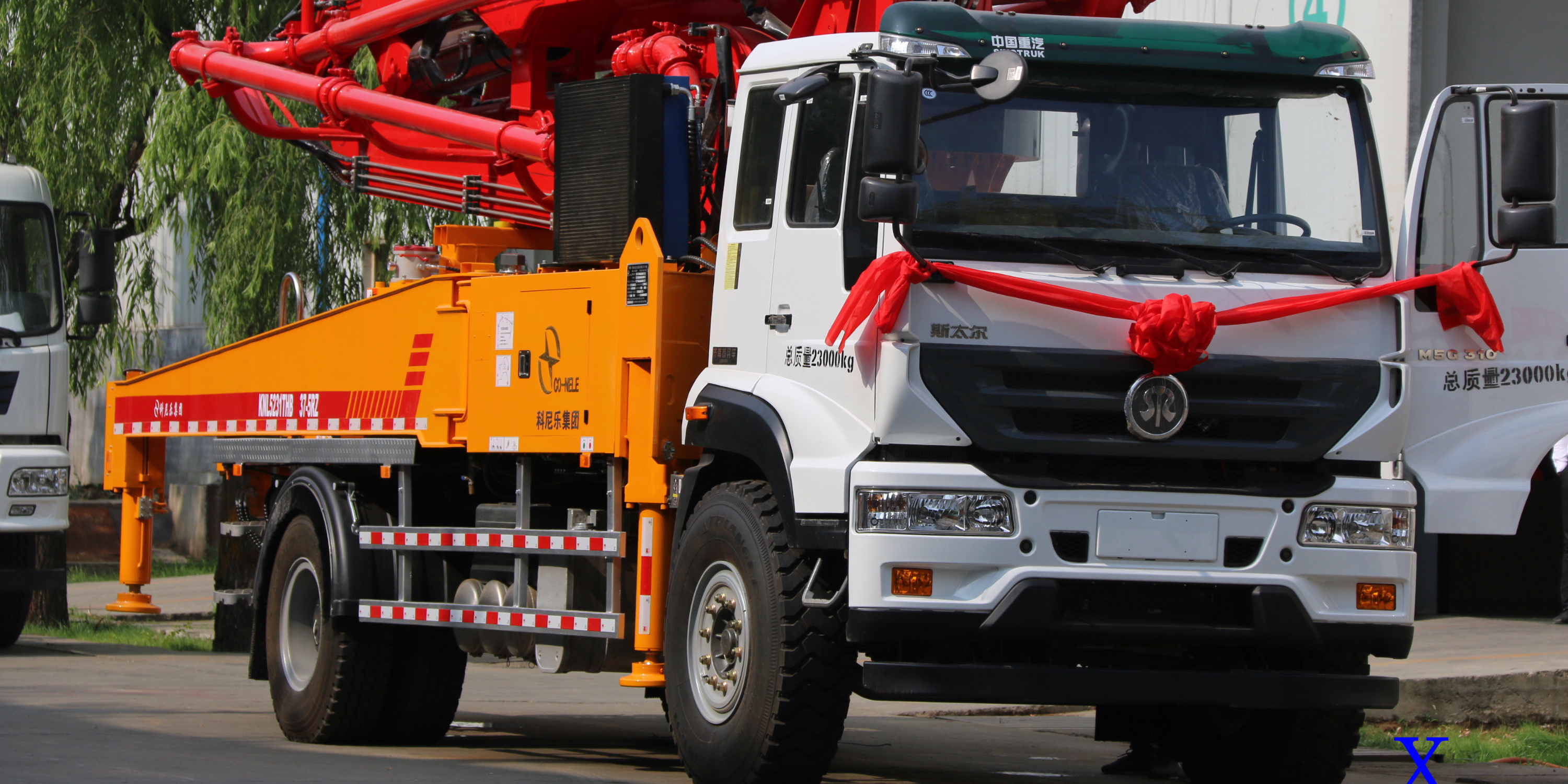 操作小型泵車的臂架，需要注意什么